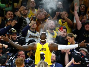 Read more about the article LeBron James bate recorde histórico no basquete. Aprenda o vocabulário utilizado neste esporte.