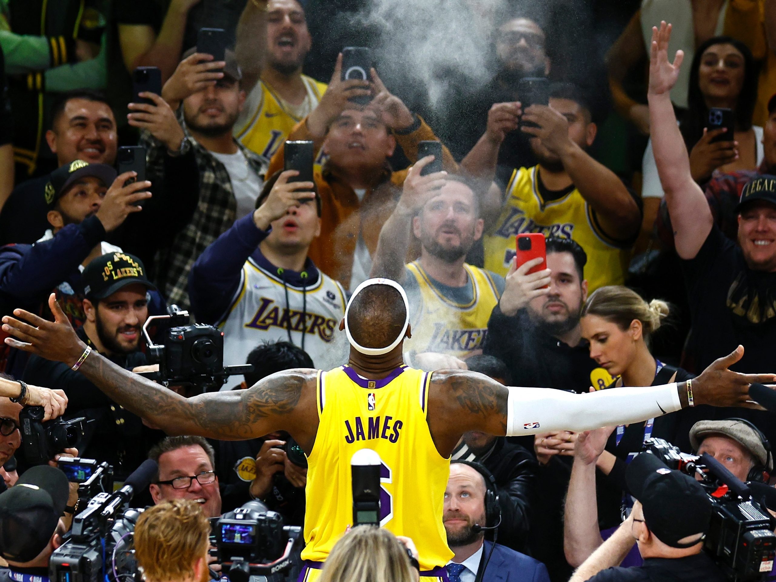 Read more about the article LeBron James bate recorde histórico no basquete. Aprenda o vocabulário utilizado neste esporte.